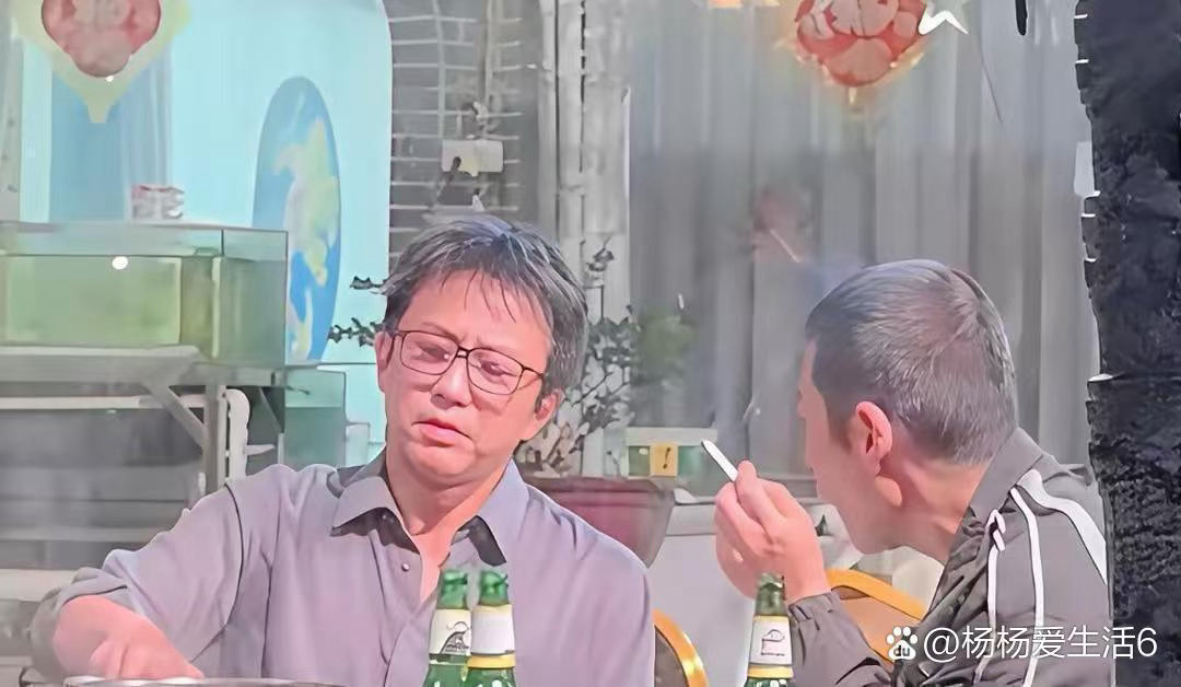 网友偶遇46岁邓超和朋友聚餐，这状态才是中年男人该有的真实模样，自然又接地气。