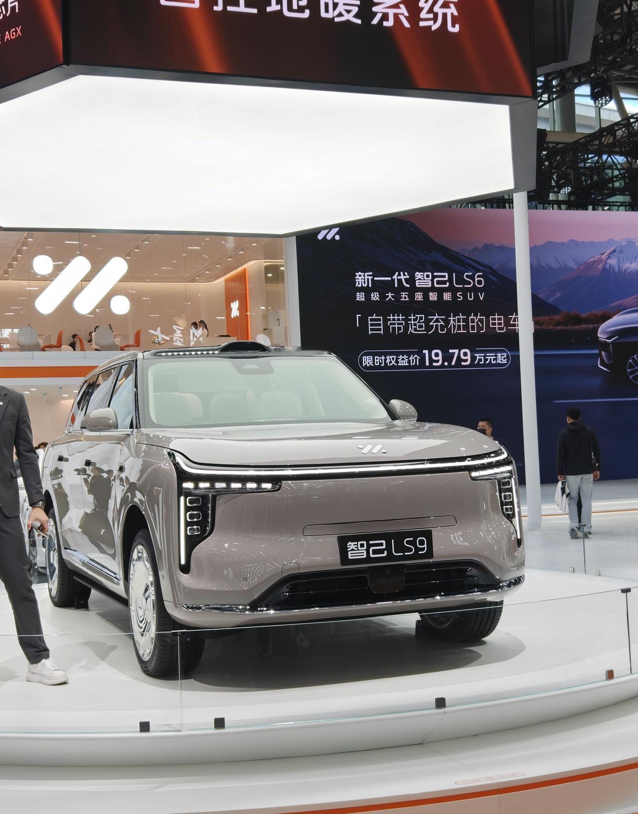 2025广州车展上，刚上市的“上汽旗舰大六座”智己LS9和持续热销的新一代智己L