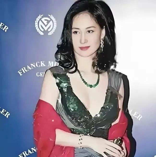 何超琼年轻时美照惊艳！颜值竟胜李嘉欣，难怪陈百强为她痴迷