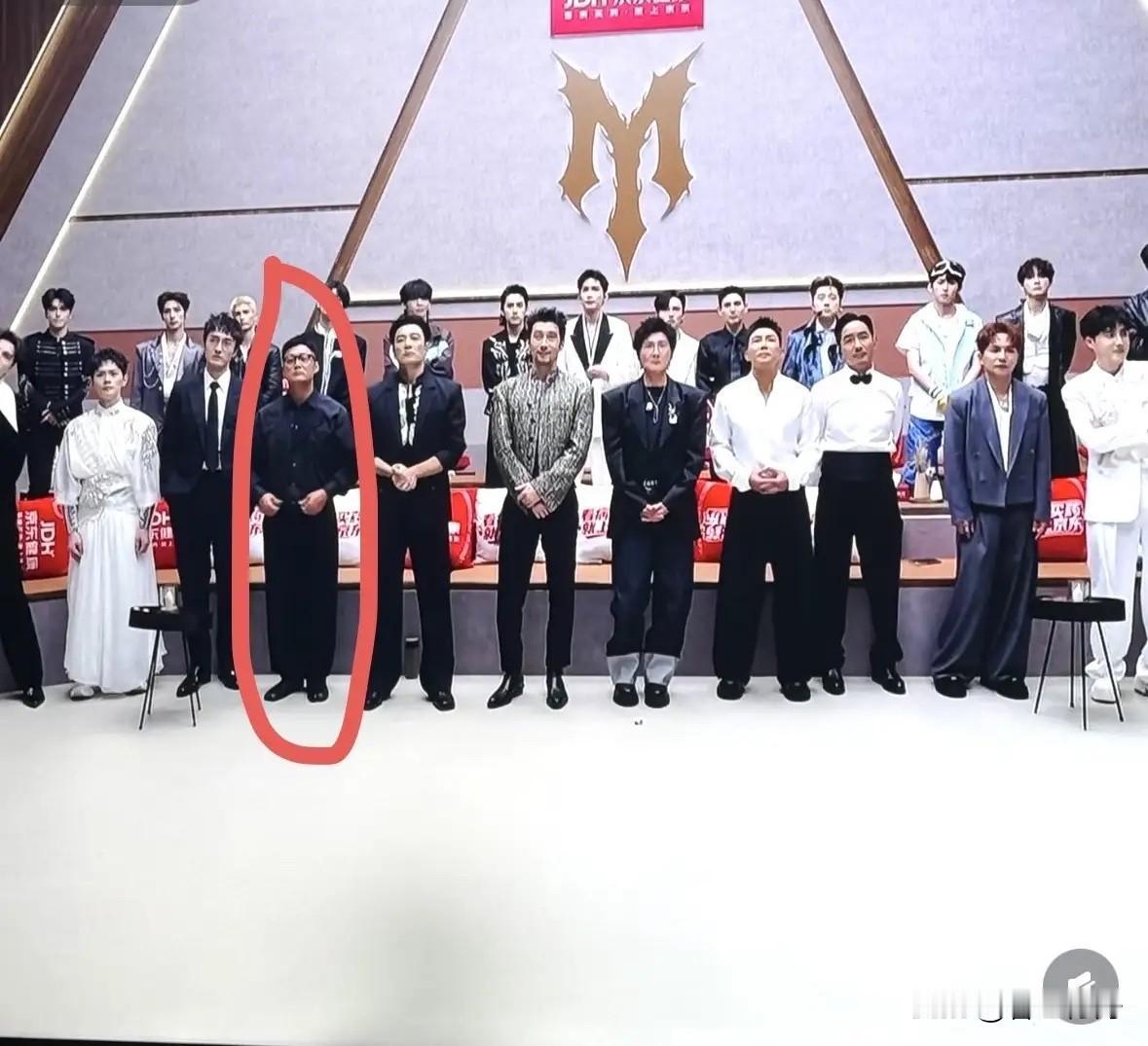 这季披哥里面，我最搞不懂的人就是余文乐了一直以为他很高，没想到当大家齐刷刷站