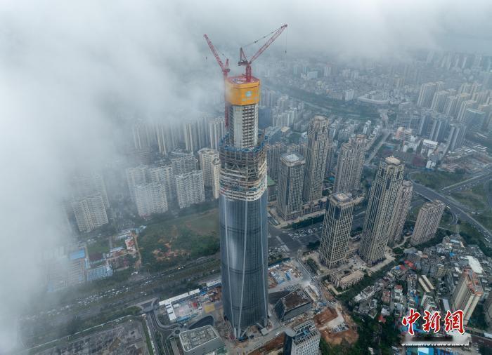 海口迎接封关的氛围拉满【海南第一高楼封顶】海南中心项目今日完成核心筒结构封顶，高