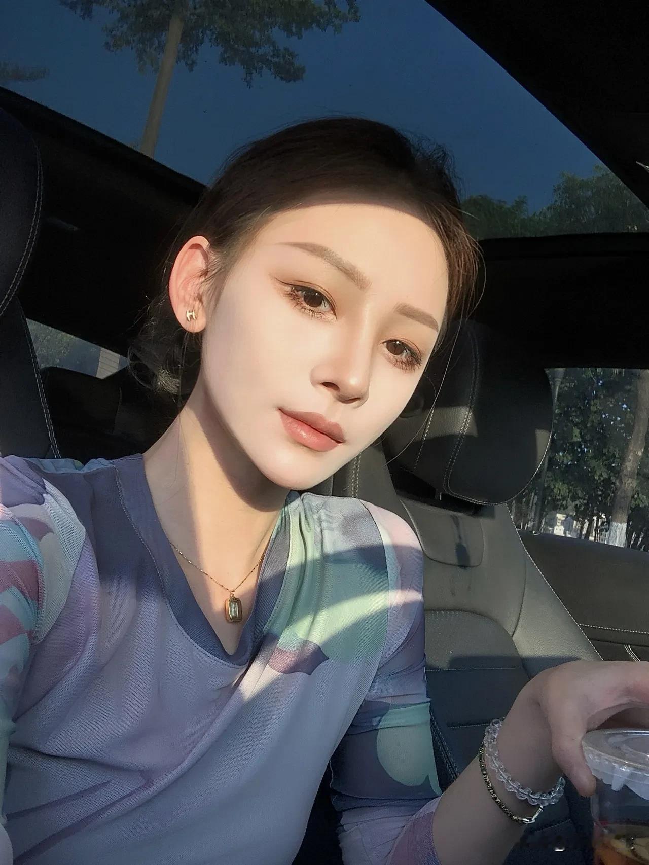 人活一世，值得炫耀的不过两样：夜里睡得安稳，醒来笑得灿烂。不贪世间繁华，只守心间