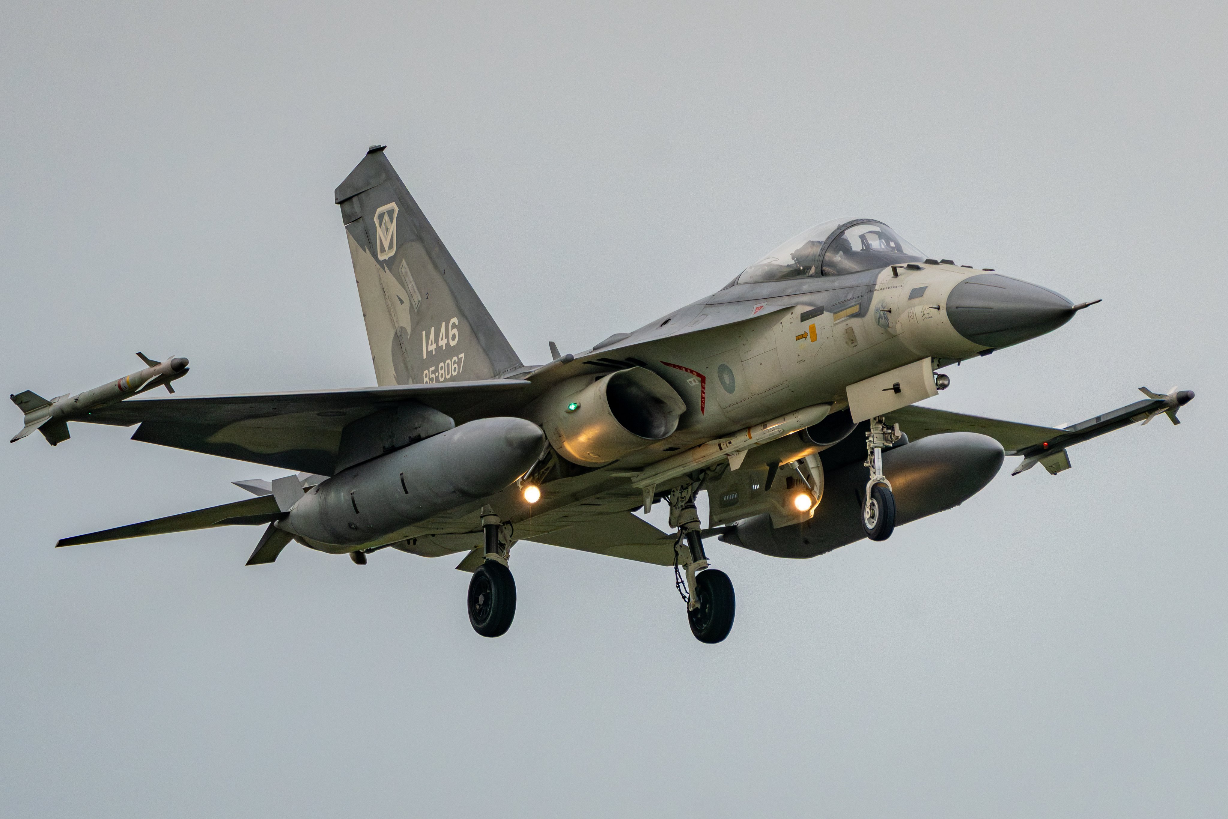 部署在澎湖马公机场的台匪空軍“天驹”部队因台风“凤凰”接近，开始跑路返回台南机场