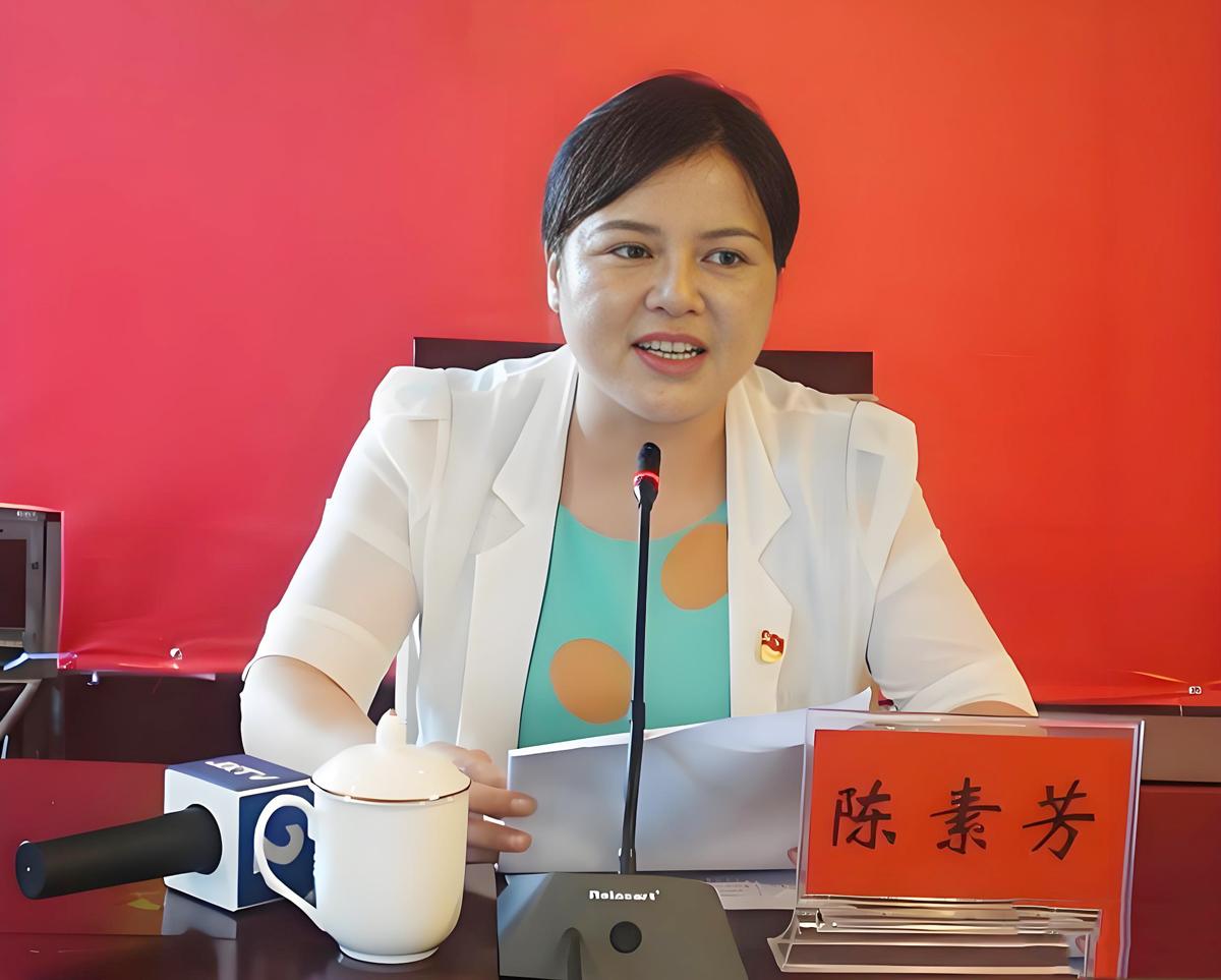 照片中这个端庄优雅作报告的美女，跟我一样都是水利学校毕业的中专生。我们都是90年