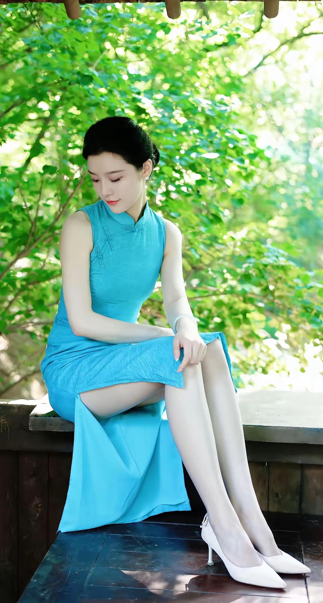 优雅蓝裙，静坐绿荫下，感受自然之美。
