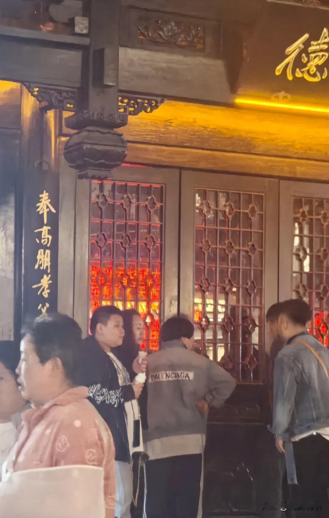 郭德纲老婆王惠带着儿子郭汾阳现身南京德云社门口。网友在南京德云社门口偶遇母子俩