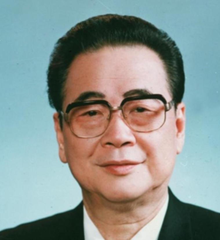 1992年7月18日中午12时15分，天津海河两岸的船只齐声拉响汽笛，送别一位伟