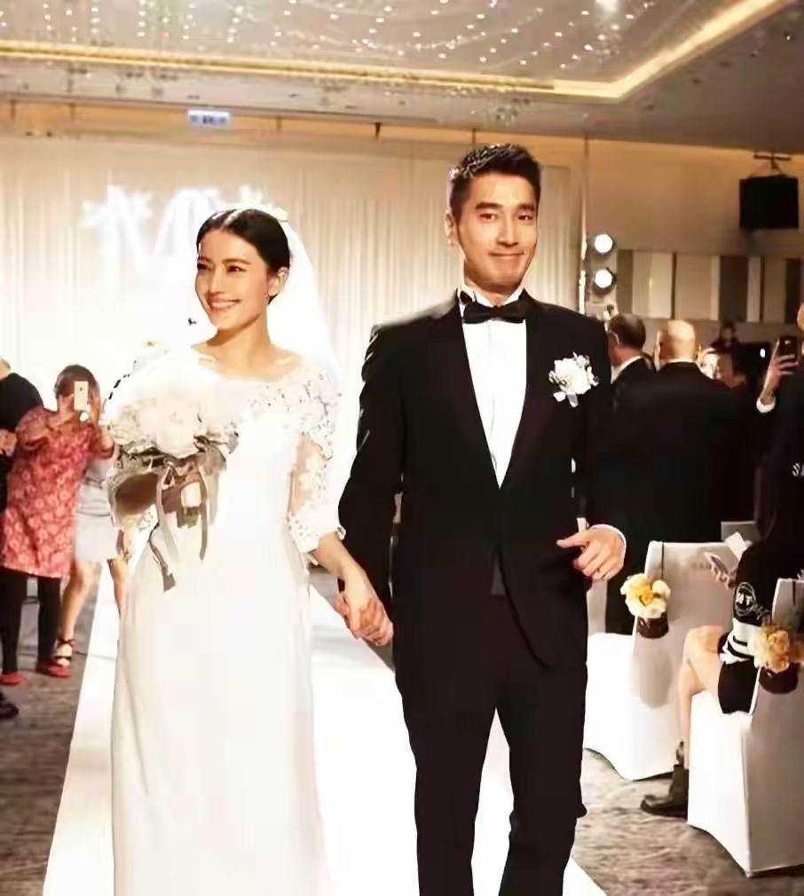 赵又廷最近被拍到在北京菜市场学挑大闸蟹，手法生疏，被网友拍下。再看高圆圆，狗