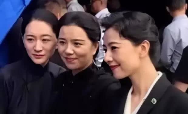 当48岁李小冉同框46岁高圆圆，终于明白了，寡淡美与明艳美的差距。高圆圆与李小冉