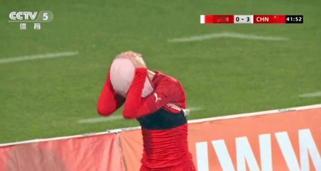 这个球的处理方式，充分暴露巴林队对中国足球还停留在过去的印象里。巴林队14号哈