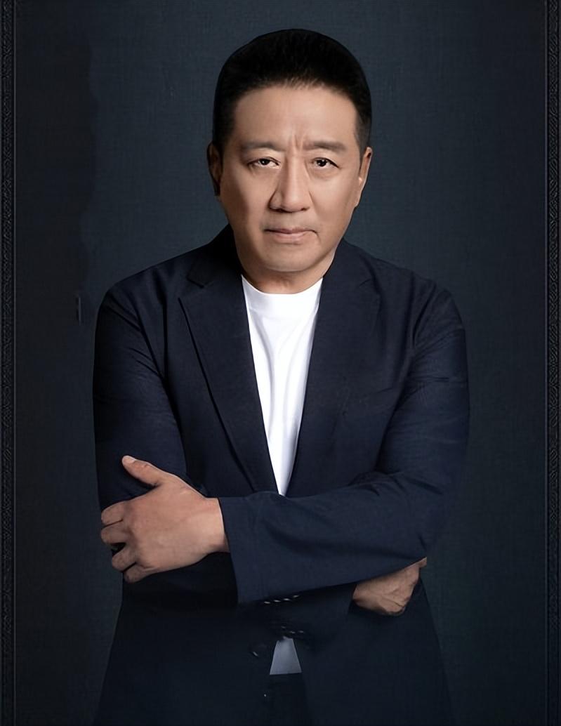 演员丁勇岱说：“2000年的时候，在北京站要进站，一个警察瞅见我，冷不丁就做出掏