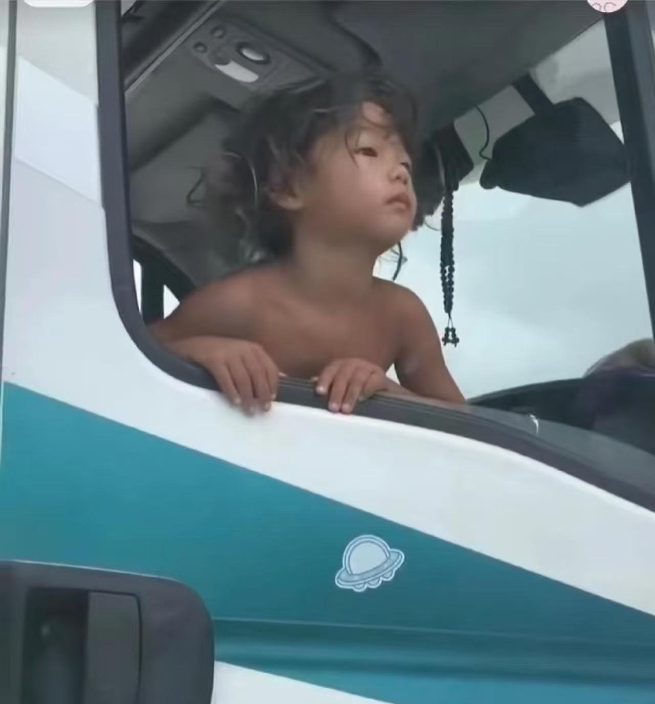 这娘俩可真禁冻啊！男的都穿羽绒服了，孩子妈穿单衣短裤，小男孩光着。网友说拍到了