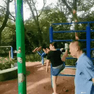 大爷这铁头功练得我心惊肉跳。大凡有公共场合都少不了这些奇葩的大爷大妈，他们退休