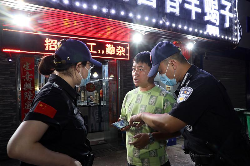 陈某这波操作真的是把“流量脑”三个字焊在脑门上了。刷短视频刷到同类博眼球的文案