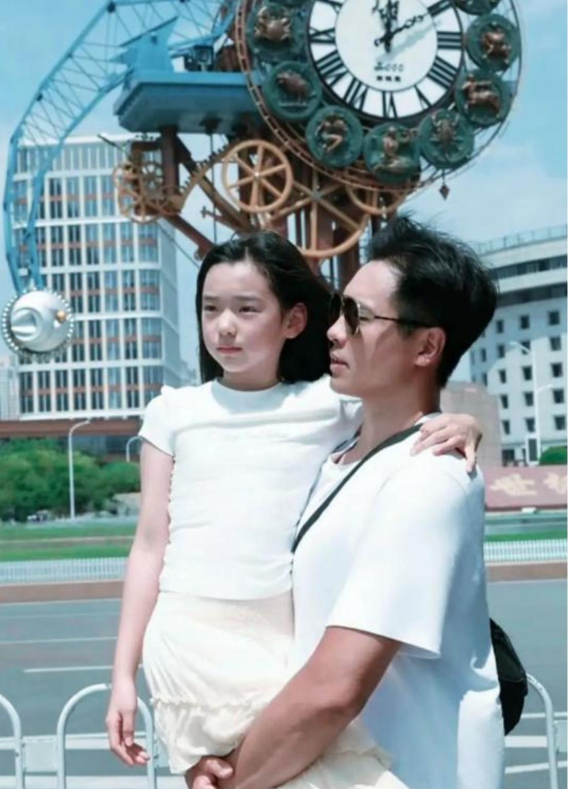 果然，亲爸就是不一样！8月5日，小酒窝晒出与爸爸高云翔的新旧对比照，旧照里的她还