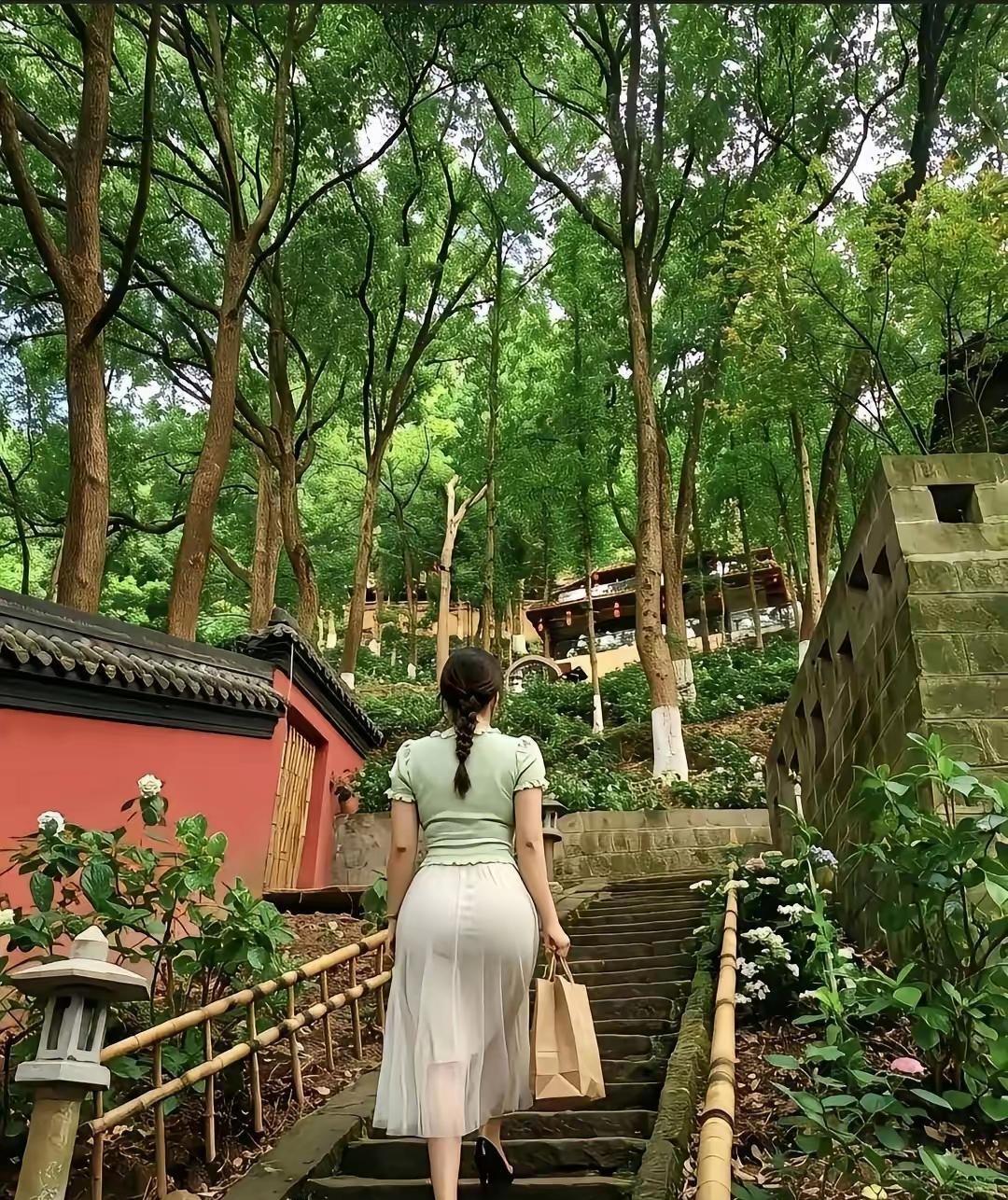 50+的女人，除了背后看看，真的没脸见你。