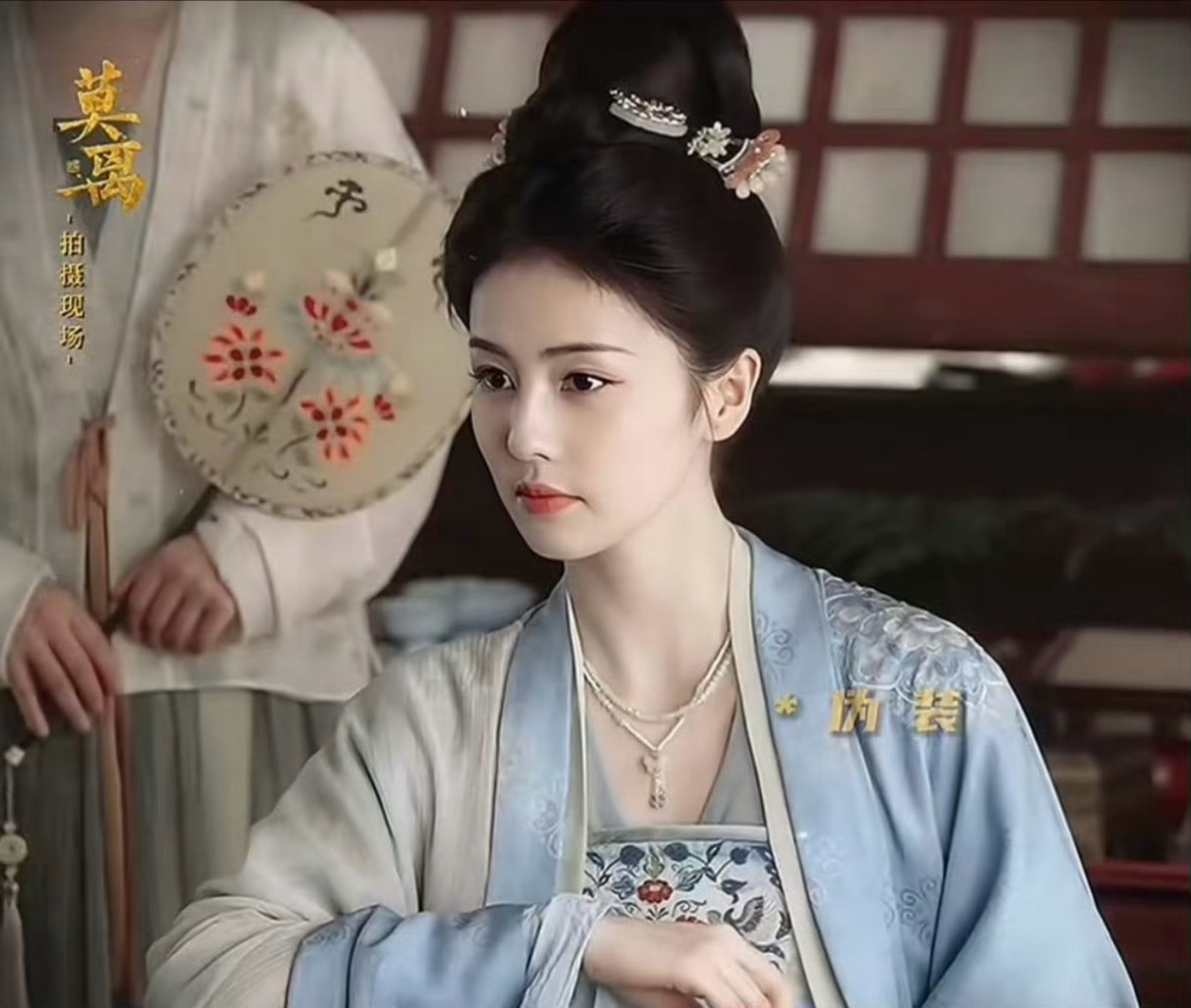 白鹿这个造型很丑吗？好像也没有，但白鹿粉丝反应很强烈，看到粉丝用“放大镜”做的图