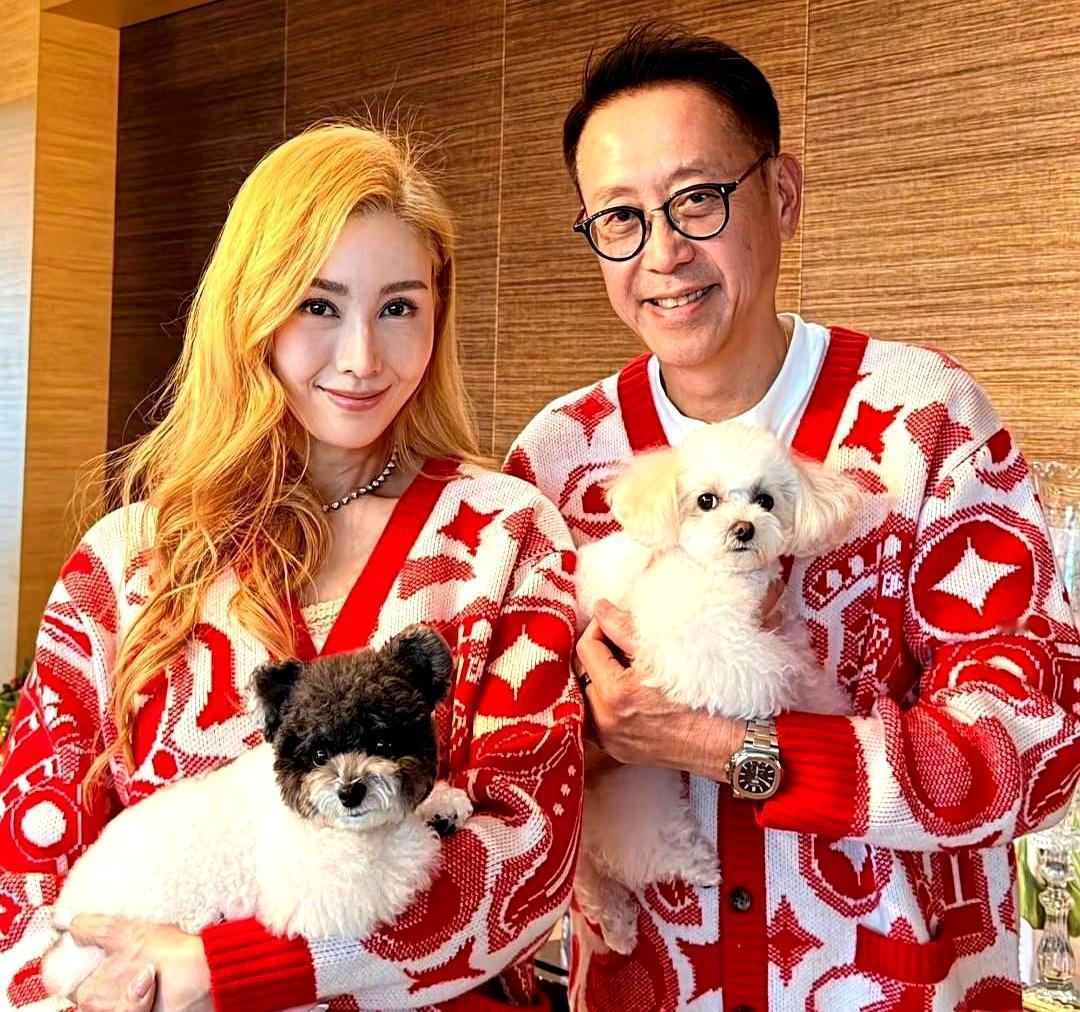 李嘉欣55岁金发照炸了！脸嫩得像少女，镜头一拉，一双手却把全网看沉默了。大