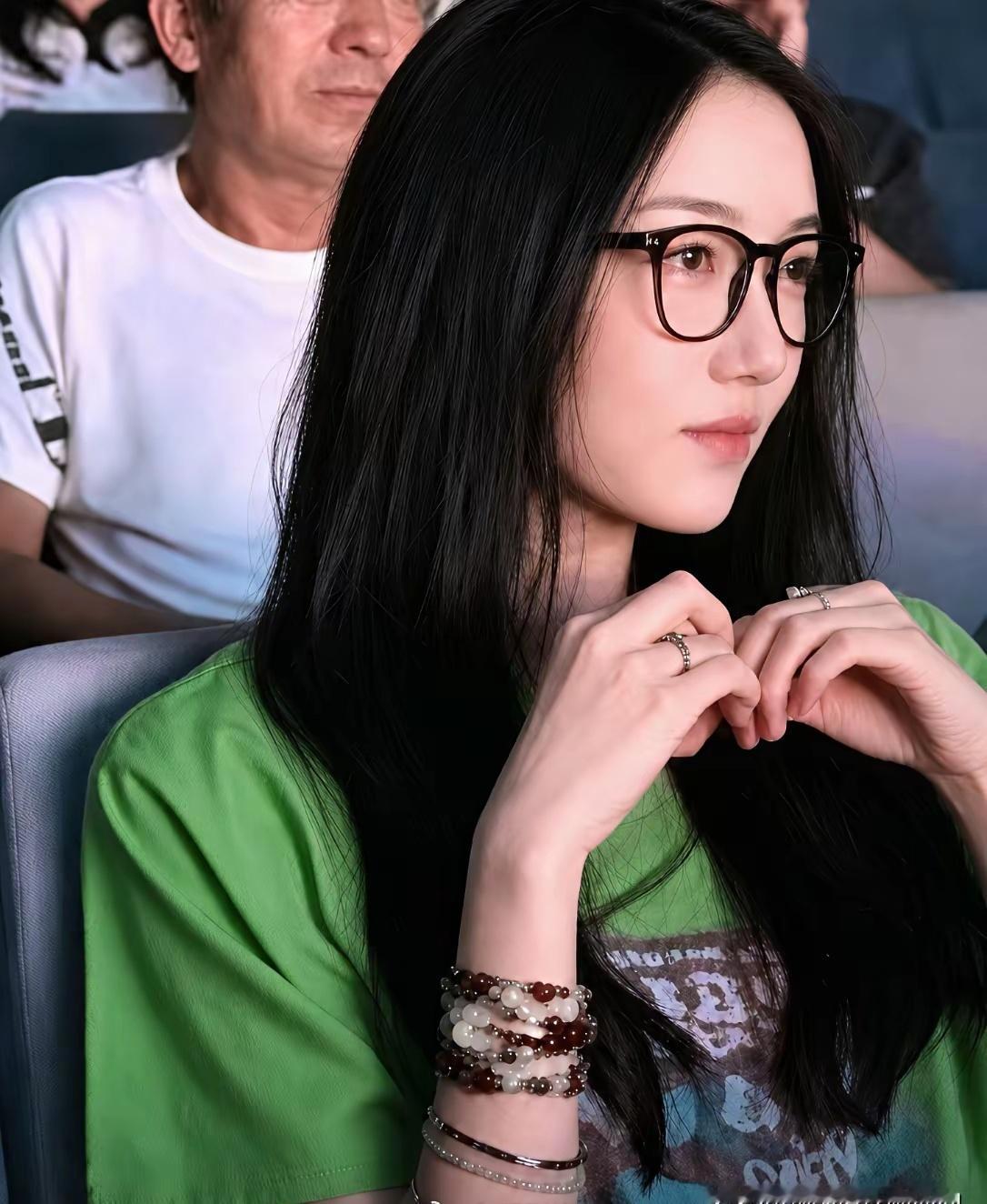 王菲没想到，自己最爱的小女儿李嫣，竟又给李亚鹏疯狂长脸了！​19岁李嫣假期回国
