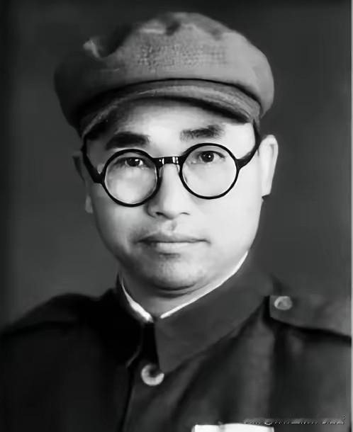1939年，八路军炮兵团长左叶盛怒之下，突然对着特派员开枪，事后被押到延安受审，