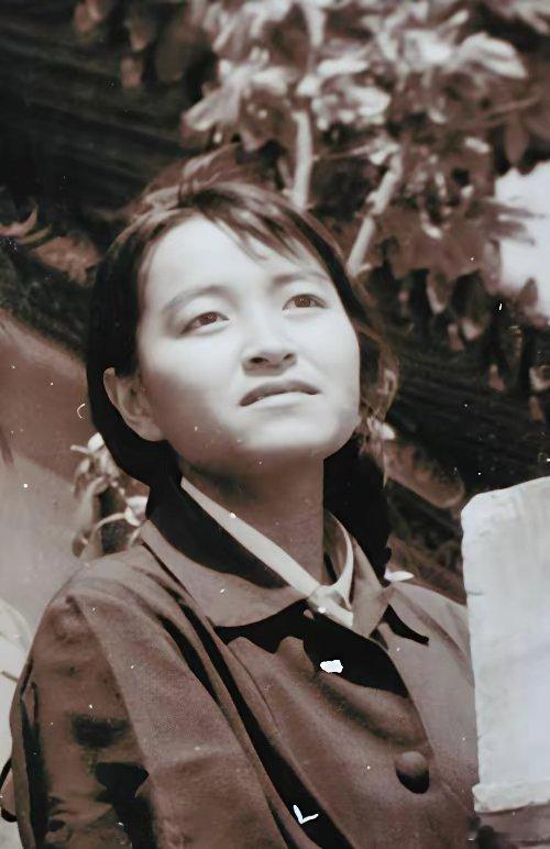 1995年12月1日，云南红塔集团董事长褚时健的女儿褚映群在洛阳市看守所死亡，年