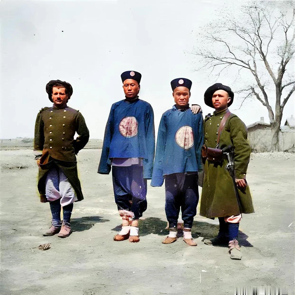 1900年，八国联军侵入北京。城破之际，街头巷尾依旧飘散着鸦片的苦香。就