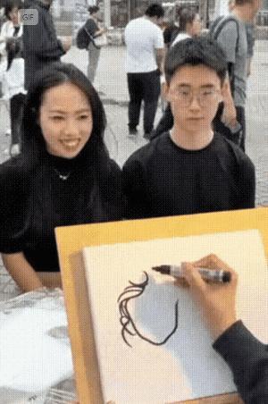 素描头像画得真好，栩栩如生，而且速度极快，真让人羡慕。