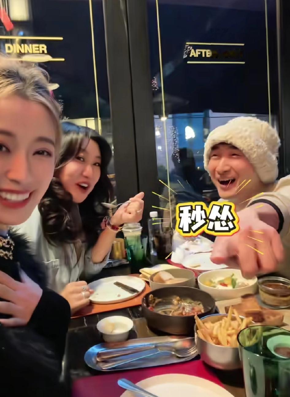 大冷天吃火锅热到冒汗，他死活不摘那顶值你半个月工资的帽子。司雯嘉刚下直播甩了高