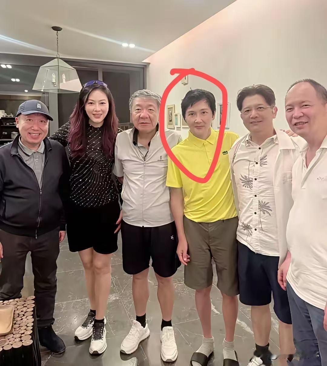 这还是我们认识的孙楠吗？看到孙楠的照片，惊讶的不敢认，你看他在朋友中身材怎么