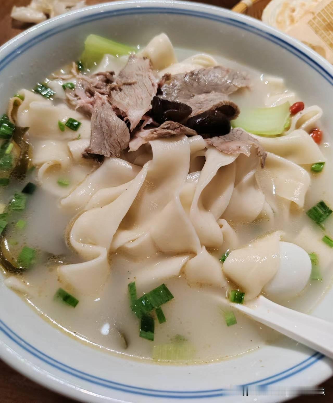 河南人的一天，能从一碗烩面开始，也能以一碗烩面收尾咱河南的烩面，没那么多花