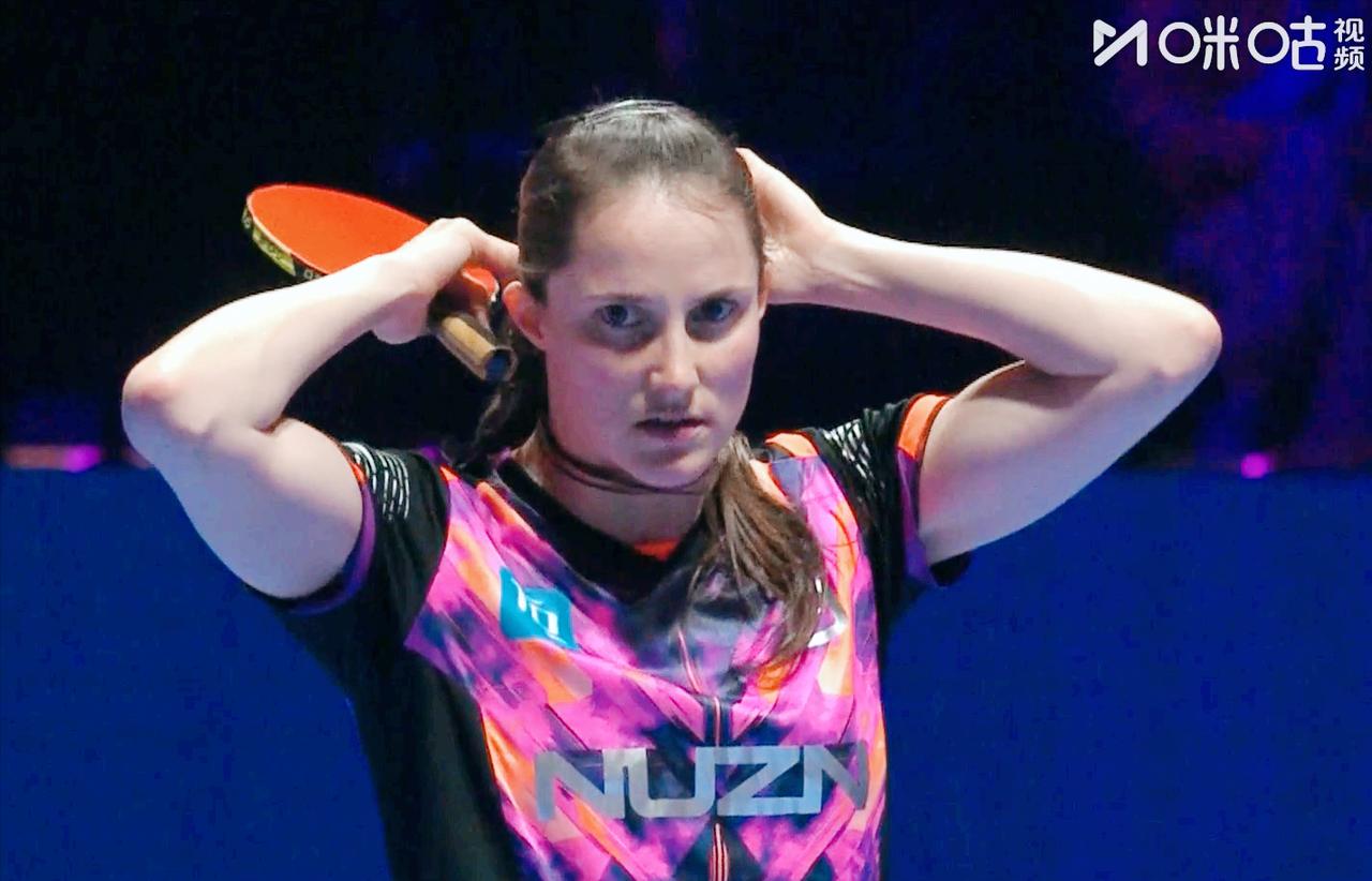 我去！侯英超又被小蘑菇气坏了！第一局覃予萱11:8拿下，局点现场教练邱贻可