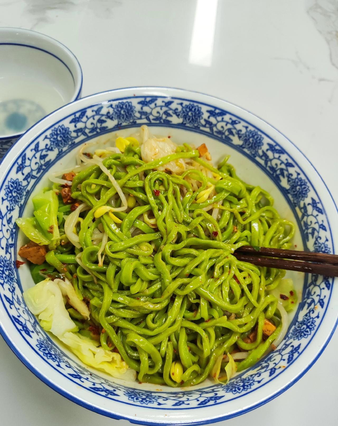 谁说我们西安小餐馆餐桌上都不放餐巾纸，我第一个不服！现在西安越来越多的小餐馆都