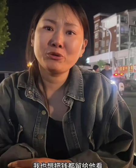 河南商丘的深夜街头，灯火稀疏、行人寥寥，大多数人早已归家休息，唯独一处小小的炒面