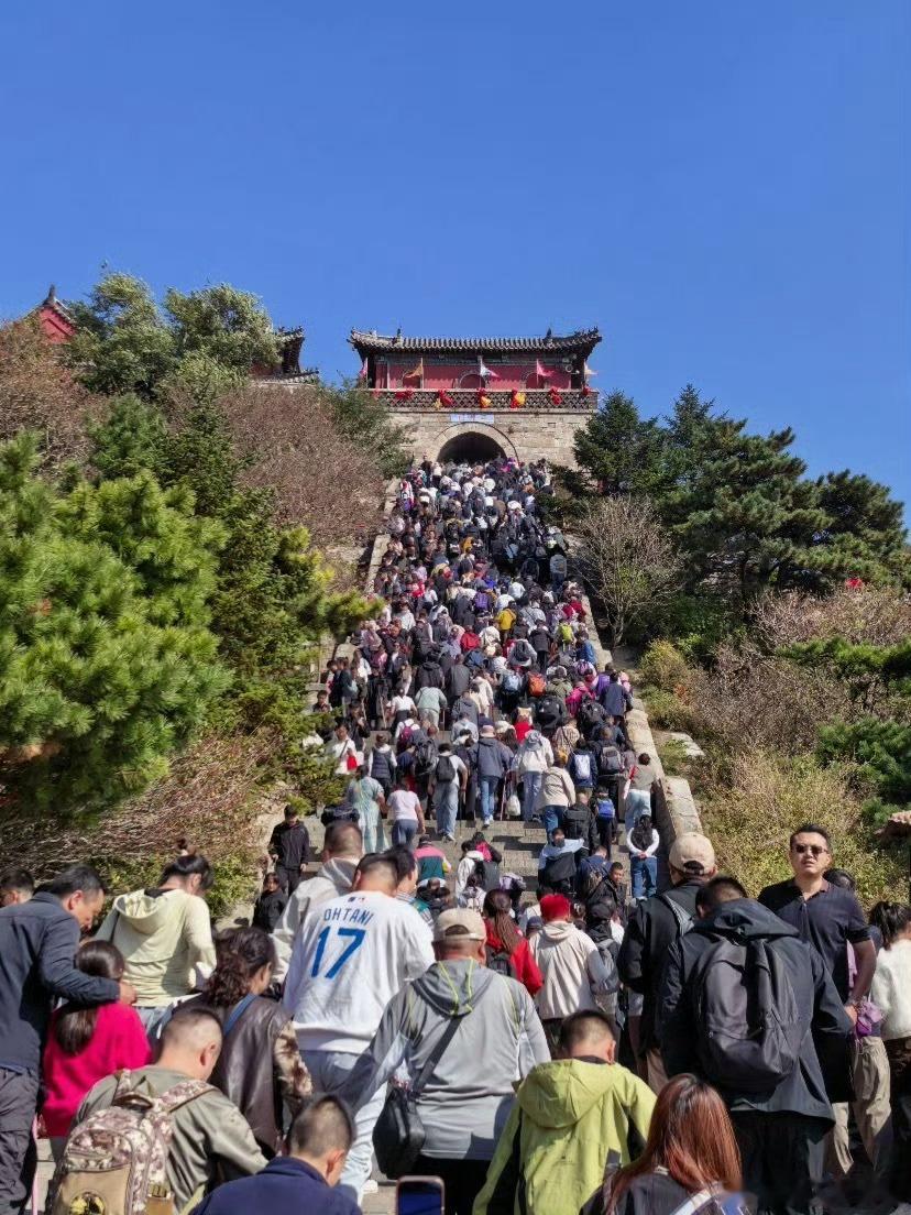 网传泰山躲雨80元一小时冲上热搜。不少人看到消息直呼离谱，被困山顶寒风里，躲个雨