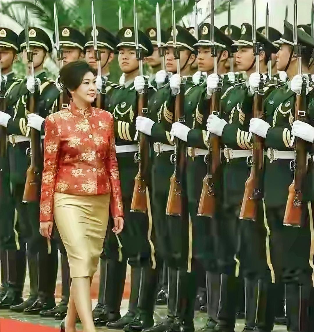 英拉真是风华绝代，她的男友太幸福了，拥有众人心中的女神，美貌与智慧并存的女人，男