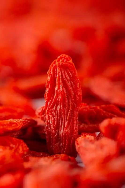 宁夏枸杞那可是一绝！它生长在宁夏独特的地理环境里，充足的光照、较大的昼夜温差，让