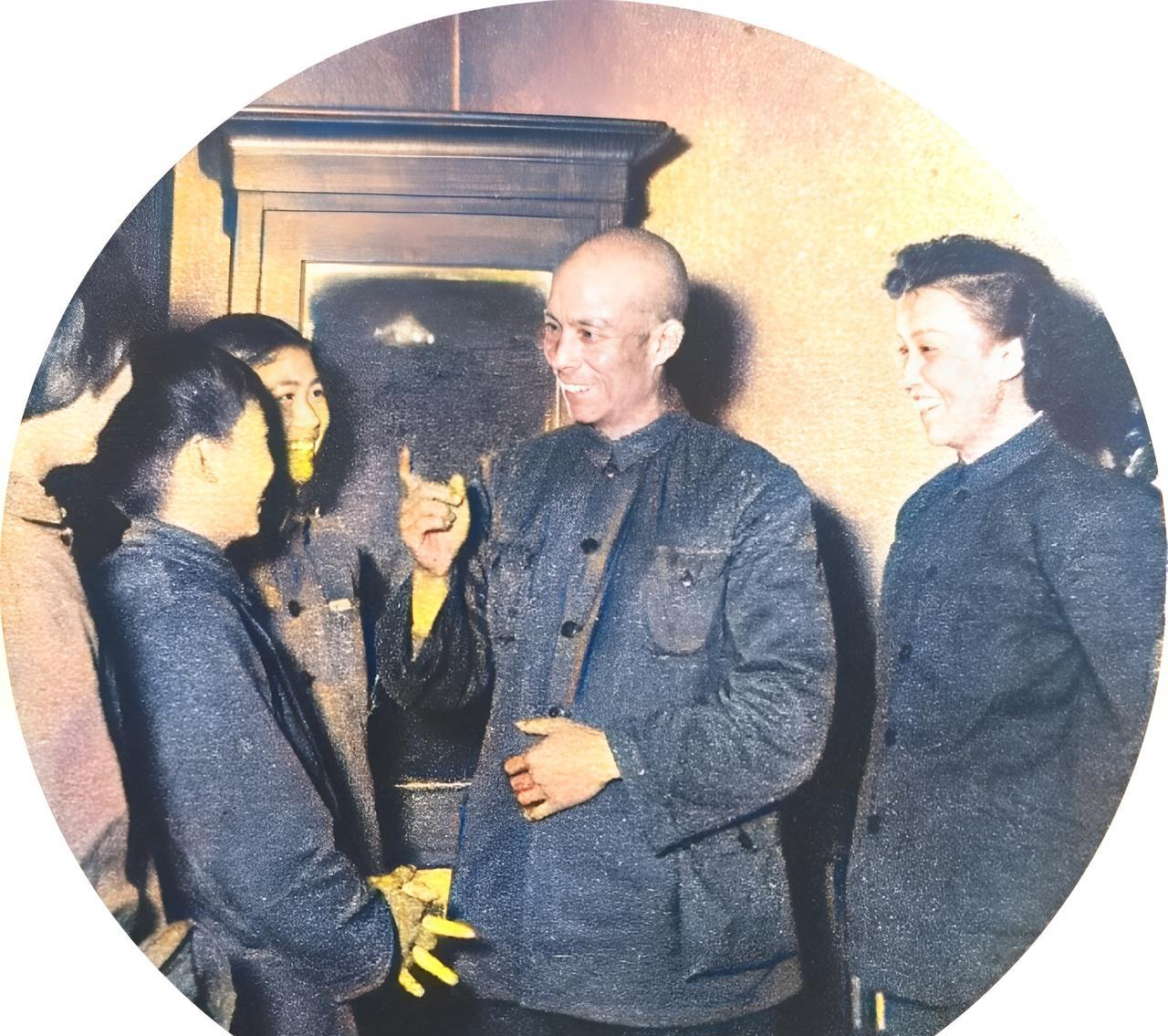 这位对着孩子谈笑风生的男子曾是一名汉奸。在抗战期间，他曾向日本人献金三次，并获得