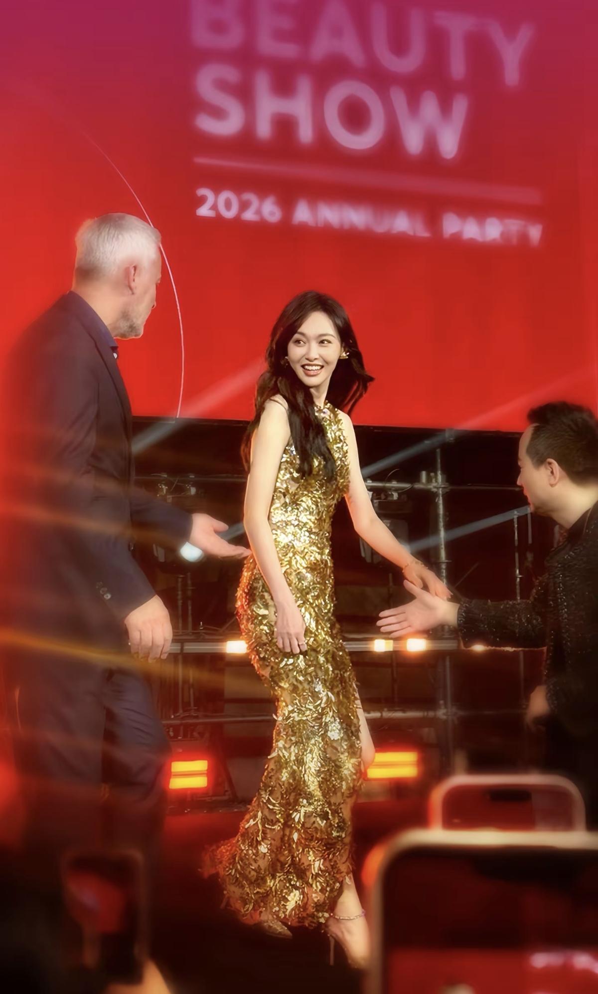 金色羽毛裙勾勒曼妙身姿，唐嫣这状态简直是人间富贵花本人[比心]光影交错间，唐嫣的