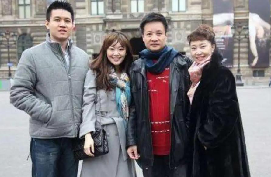 前外长李肇星的儿子，娶了歌唱家阎维文的女儿，强强联合吧？可阎维文去看外孙，好几次