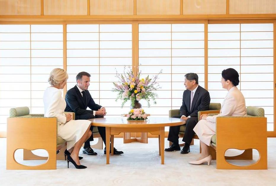 小鸟依人？日本国王和王后，在马克龙夫妻面前显得娇小了不少。尤其是在现场放着的座