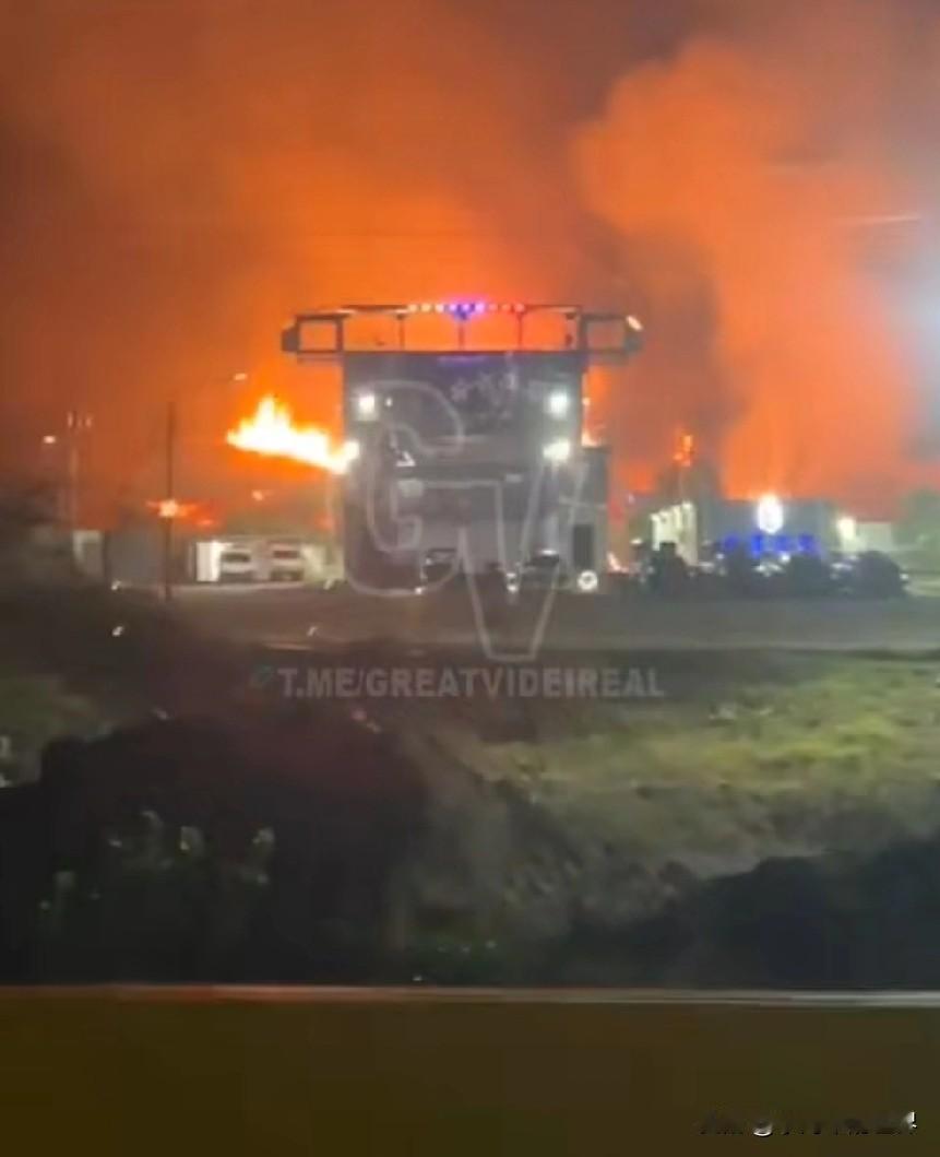 英国《天空新闻》报道称，马杜罗被捕是“协商后的下台”。你别说，还真有这个可能