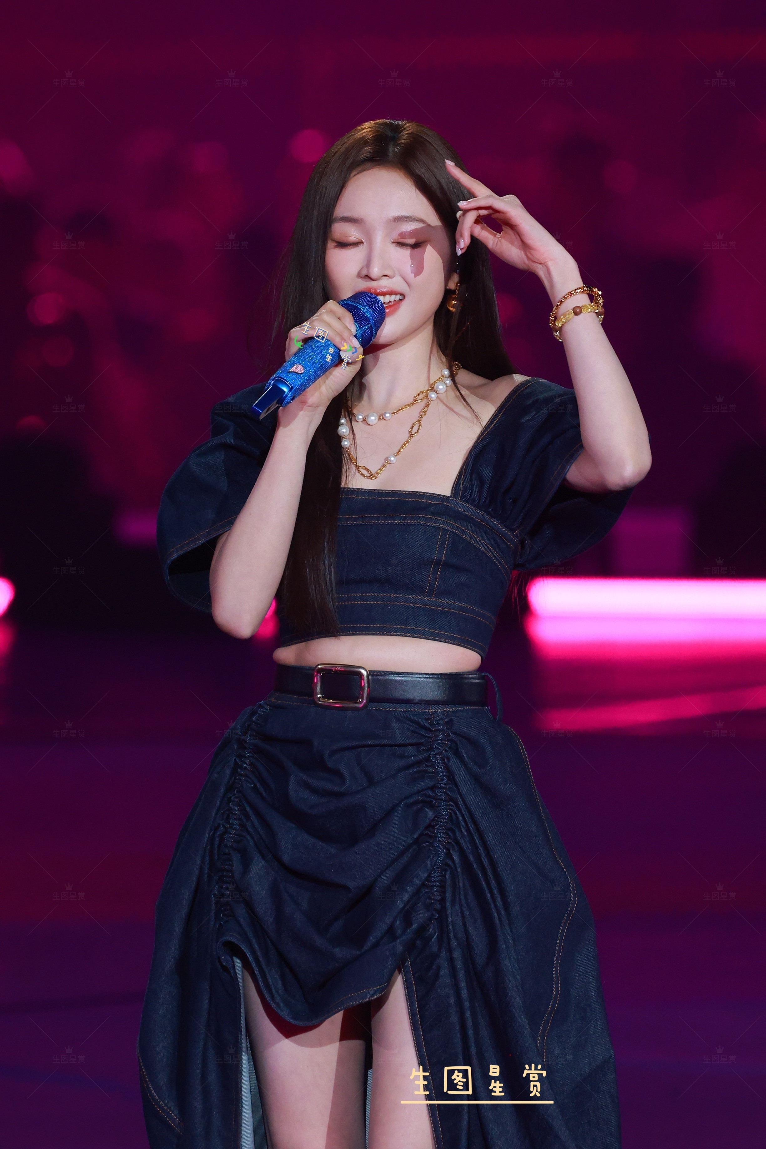 吴宣仪中国电影120周年活力之夜舞台上活力闪耀的吴宣仪🎵