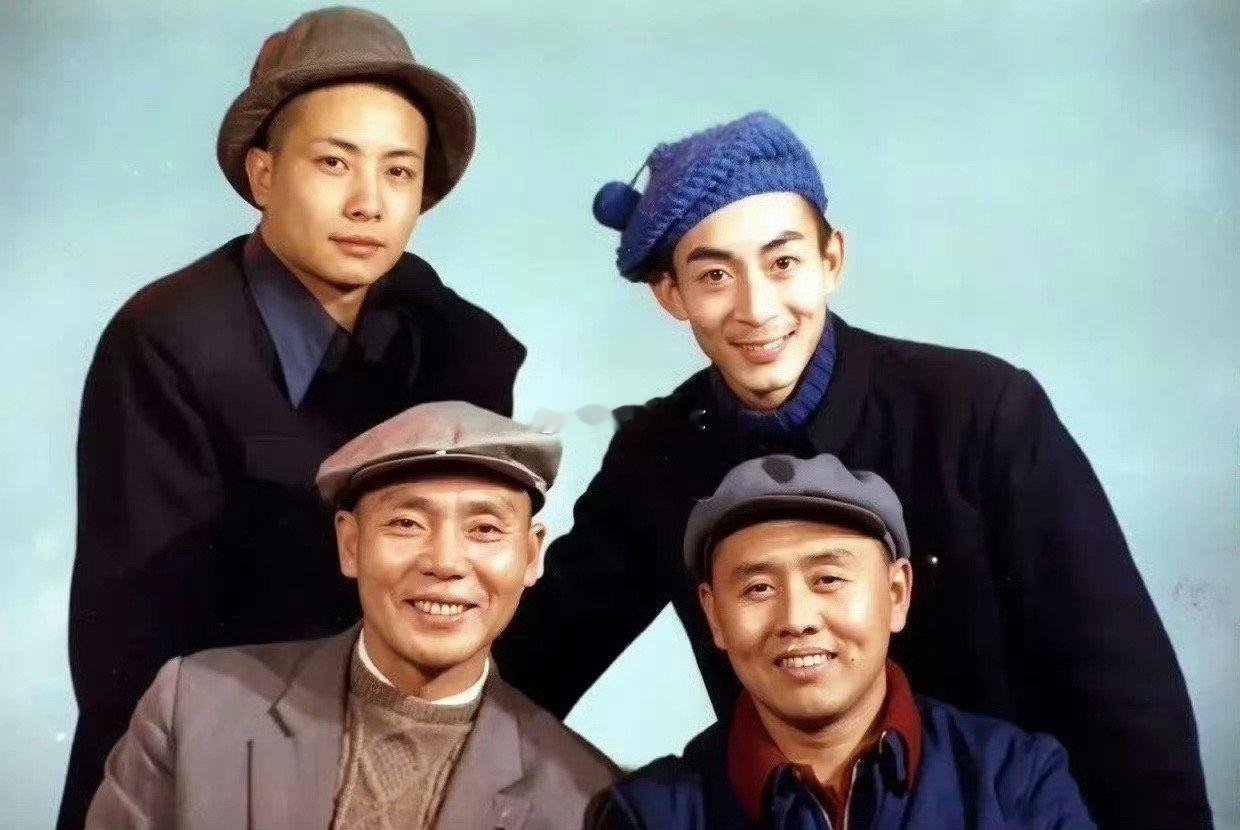 1986年，云南。电视剧《西游记》杀青，师徒四人留下了这张合影。