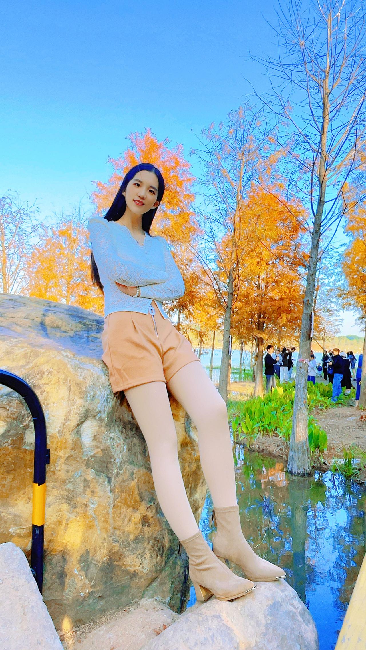 阳光没直射过来，袜子上的反光都藏起来了。美女油亮袜过膝袜袜子