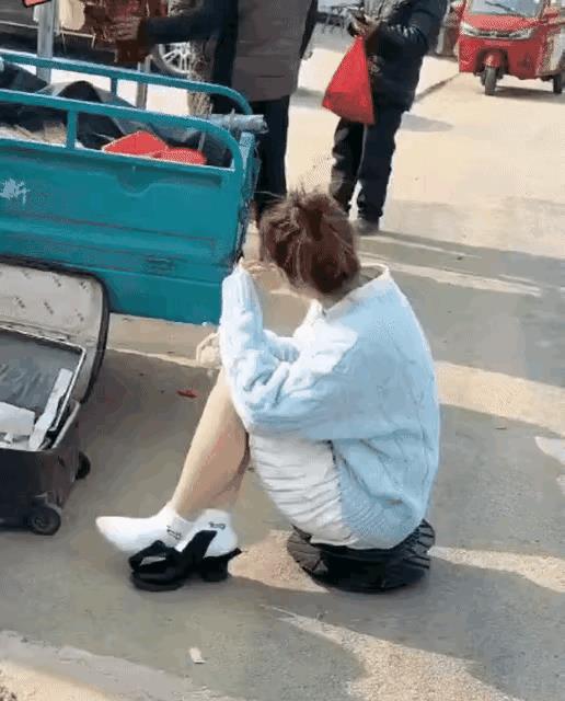 这个修鞋的师傅既然这么讲究，为什么不带个口罩呢？看了半天，突然搞明白了，原来这就