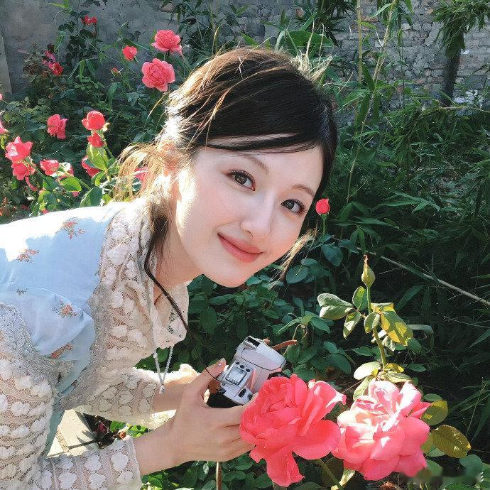 李兰迪下班秒变抽象迪今日观察报告：李兰迪小姐的下班模式，是“偶像包袱”一键卸载的