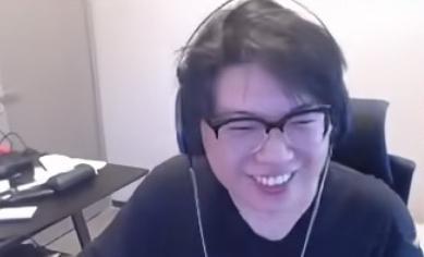 查理斯爆料杨哥之前喝醉了一直喊他打职业，弹幕太搞笑了，说我终于知道FY是怎么复出