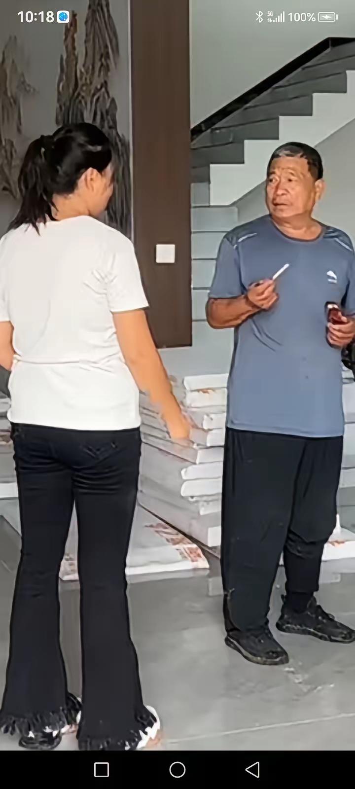老爹揣着老家花生来探女，客厅抽根烟被骂“熏黑新房”：他拎包走后，女儿家的门再也没