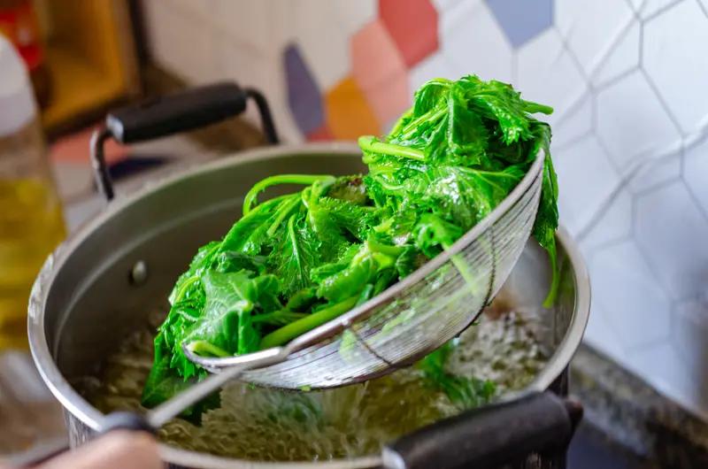 最近看到两个女生水煮菜减肥的新闻，真让人后怕。25岁上海姑娘为瘦下来，半年只吃清