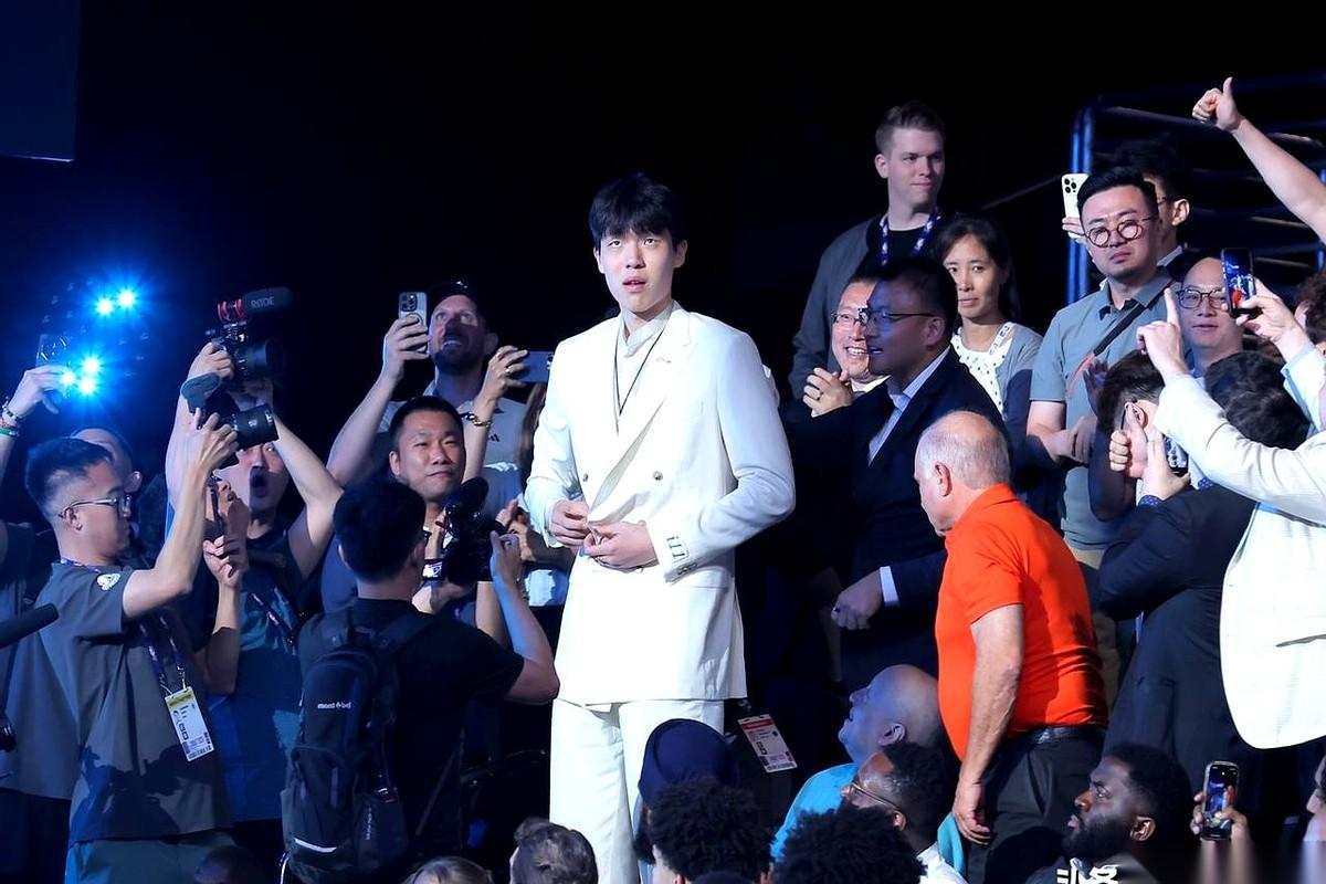 杨瀚森的这个NBA菜鸟赛季，真就像是开挂拿着体验卡打通关。上场时间寥寥无几，数